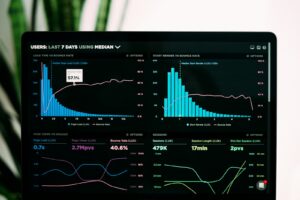 Gráficos de análise em tela de laptop, representando um agente de IA em produção no Amazon Bedrock AgentCore