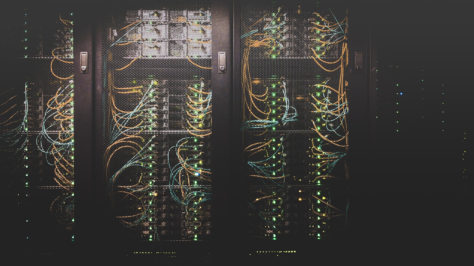 Cabos de rede conectados, representando a integração do Kiro com a infraestrutura da AWS