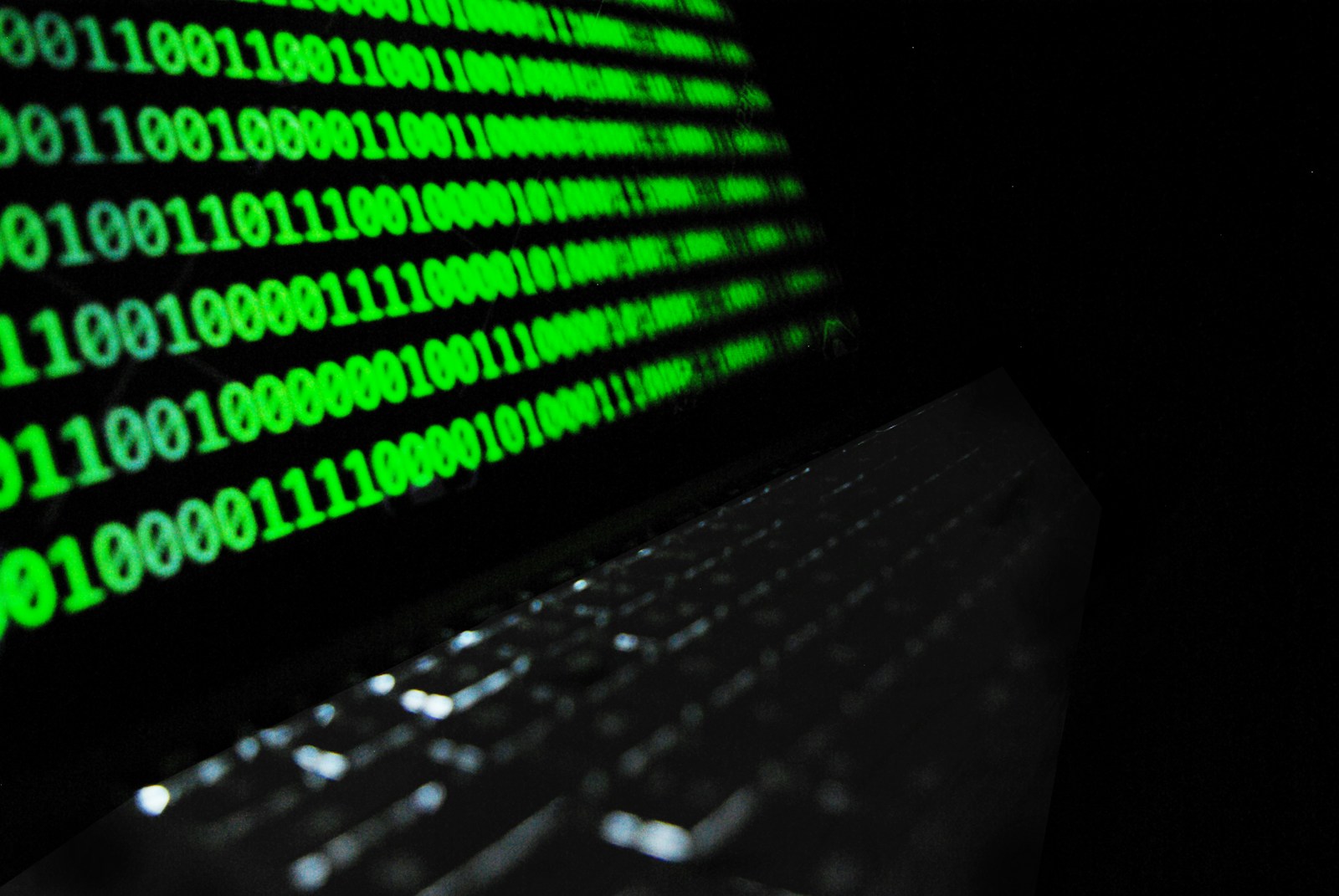 Laptop com tela de terminal, representando hooks automatizando testes a cada alteração de código
