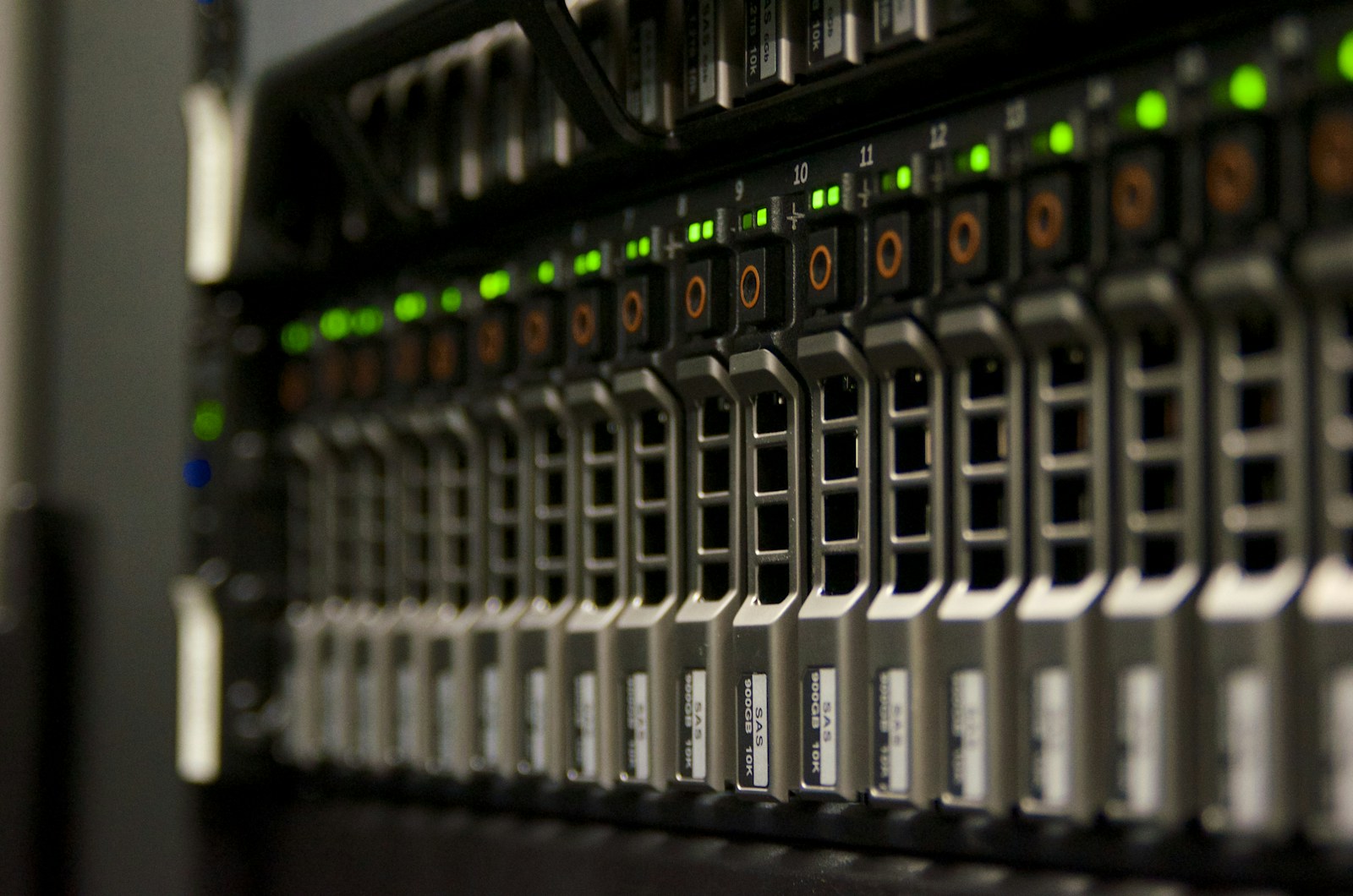 Rack de servidor com luzes verdes piscando, representando armazenamento de backup na nuvem