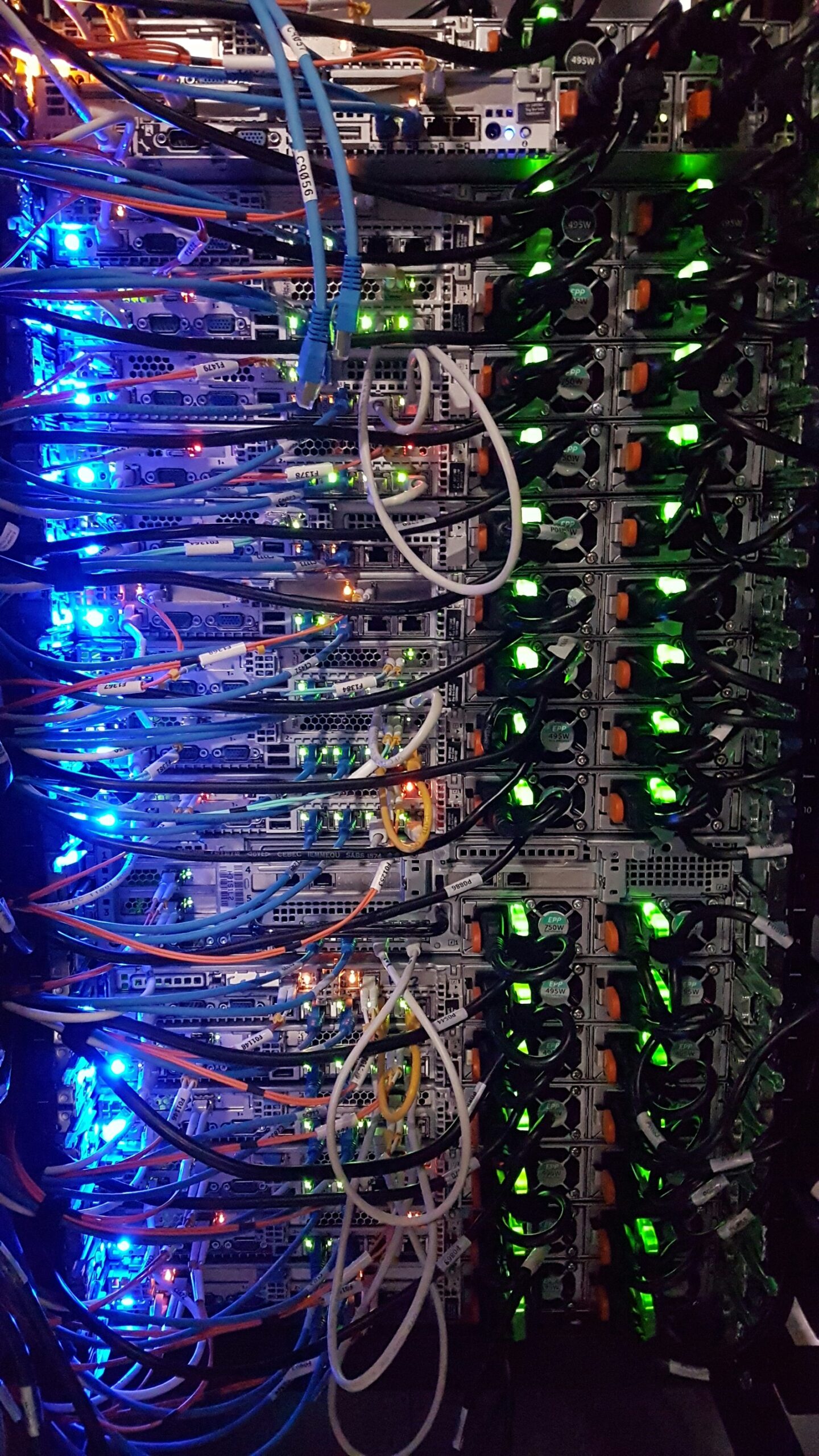Fios elétricos conectados, representando sistemas redundantes de disaster recovery