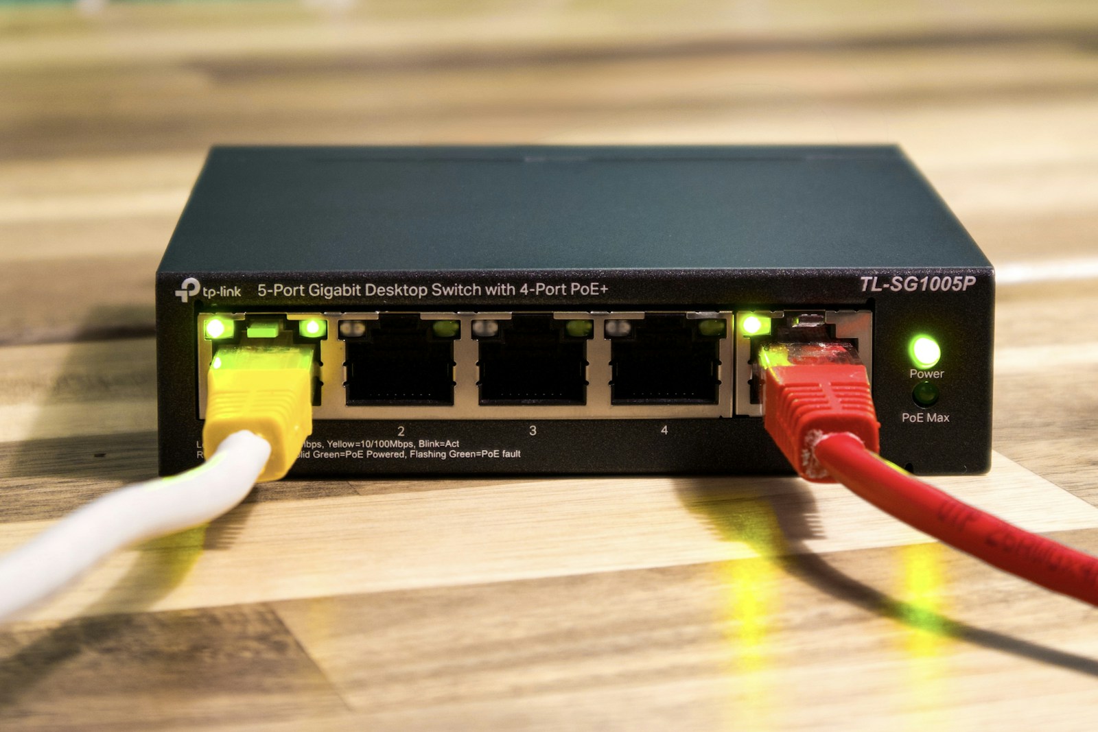 Switch de rede com cabos conectados, representando a comparação entre modelos de orquestração de containers na AWS