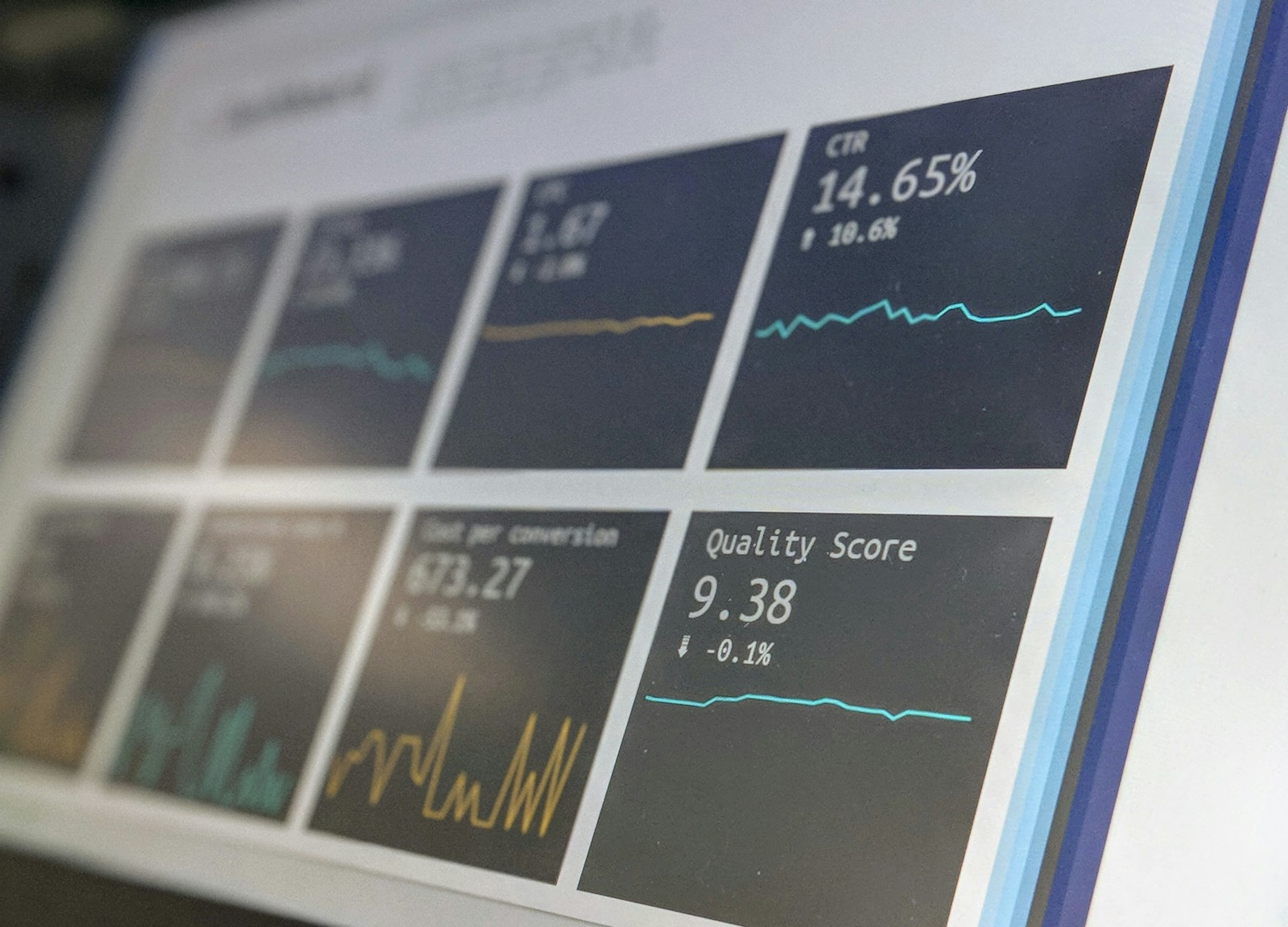 Tela de monitoramento ligada, representando observabilidade e autoscaling em um cluster Kubernetes