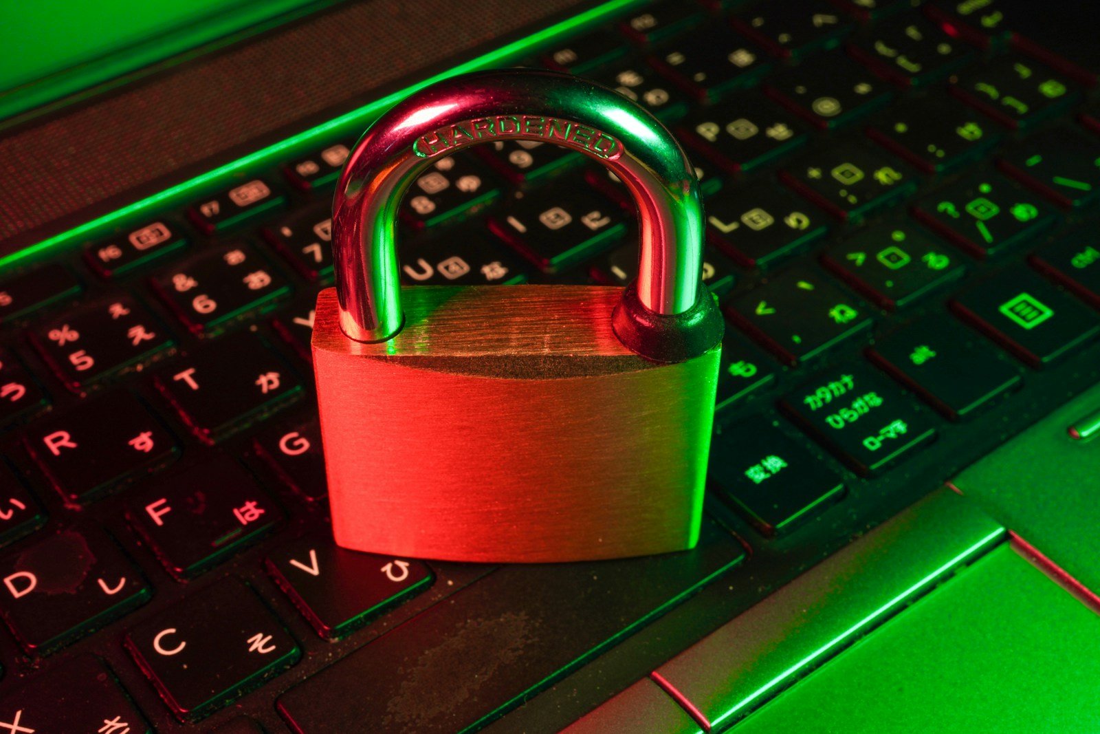 Cadeado vermelho sobre teclado, representando o controle de acesso e segurança de um cluster EKS