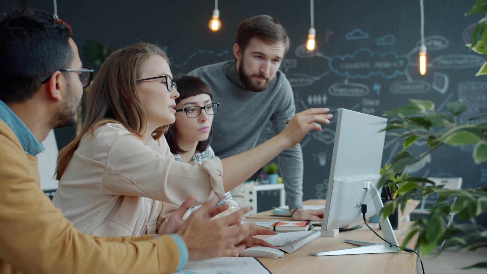 Equipe colaborando em um escritório ao adotar ferramentas de IA generativa