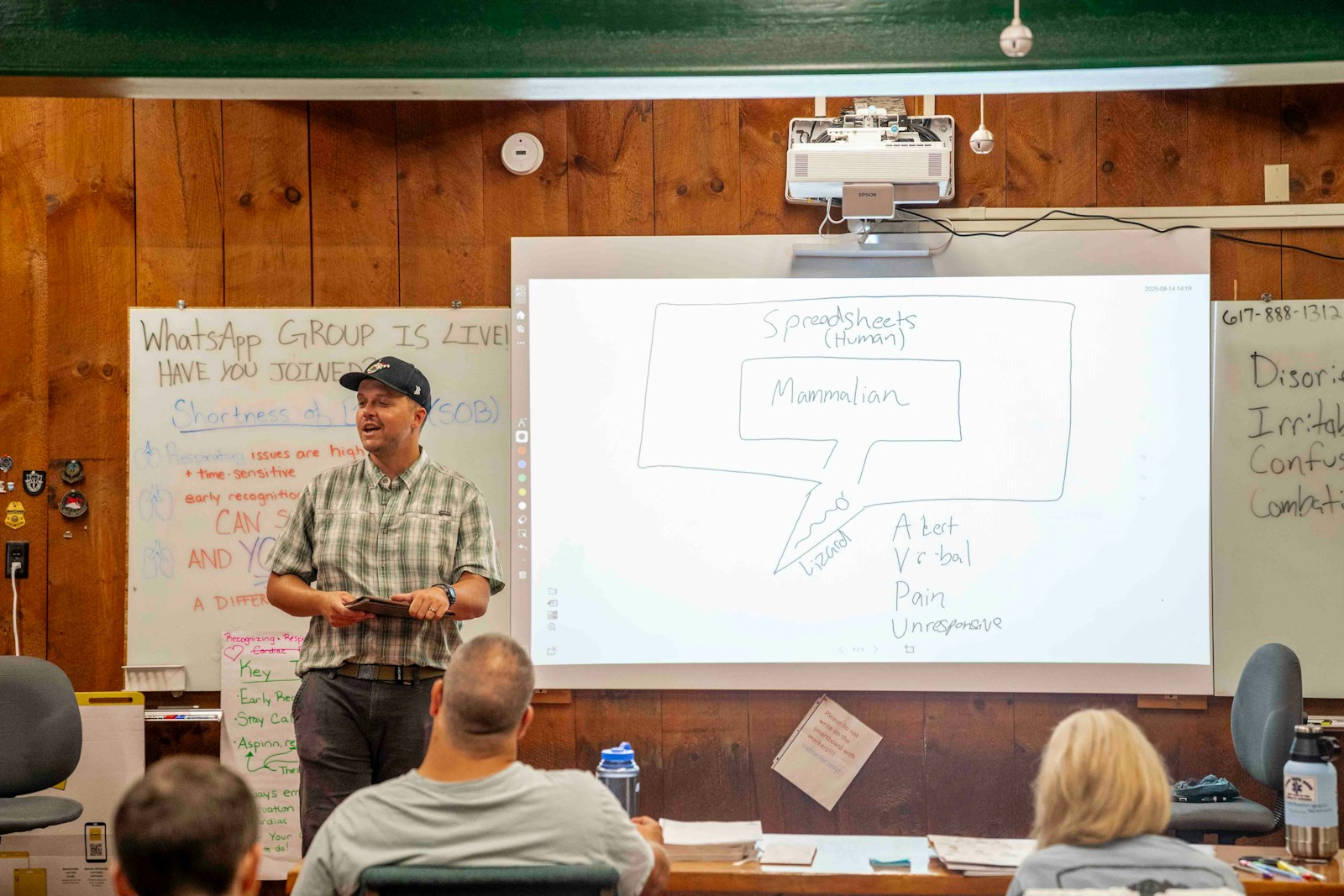 Pessoa apresentando um diagrama em um quadro branco, representando o planejamento de especificações no Kiro
