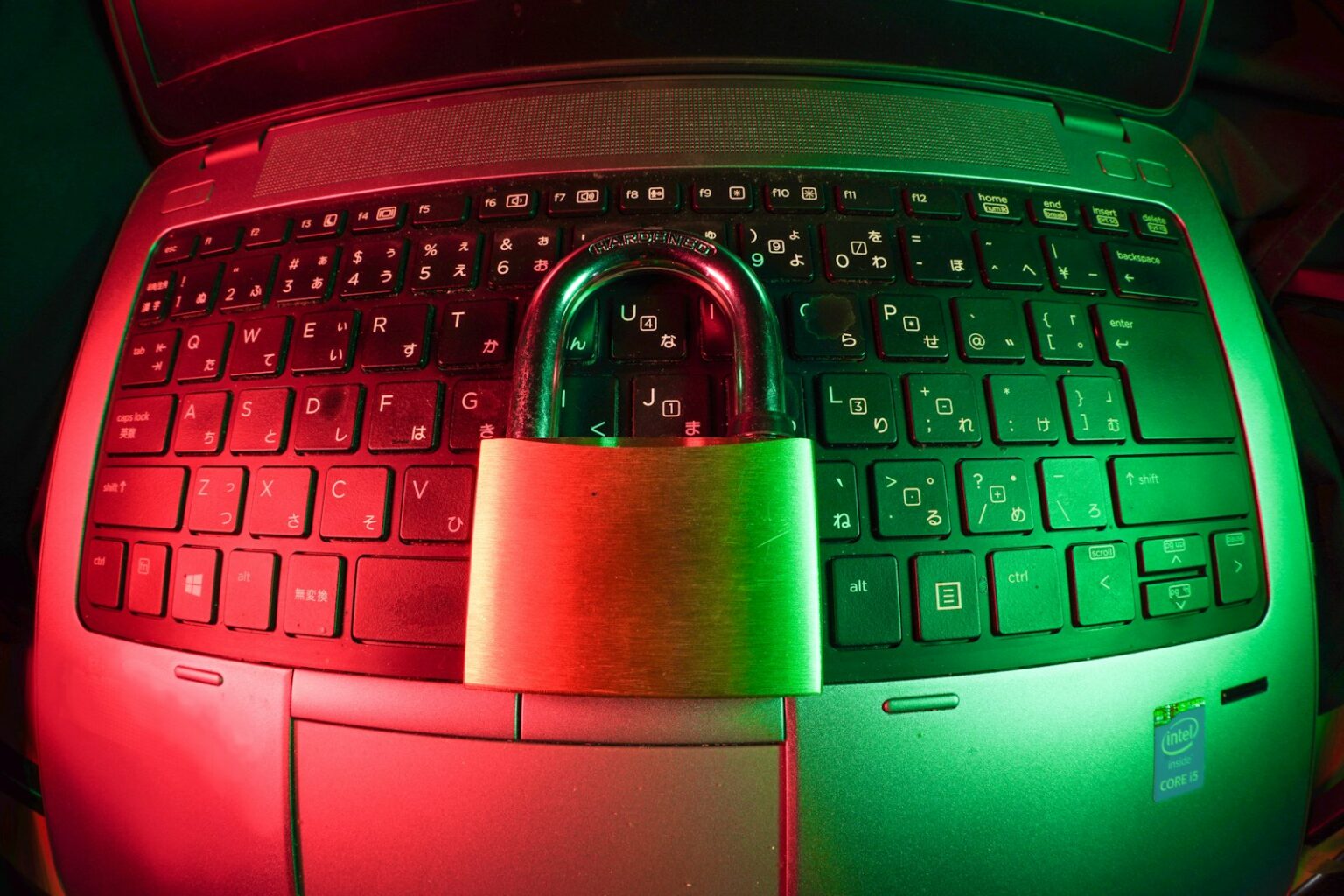 Cadeado rosa e prateado sobre teclado, representando Zero Trust e IAM avançado na AWS