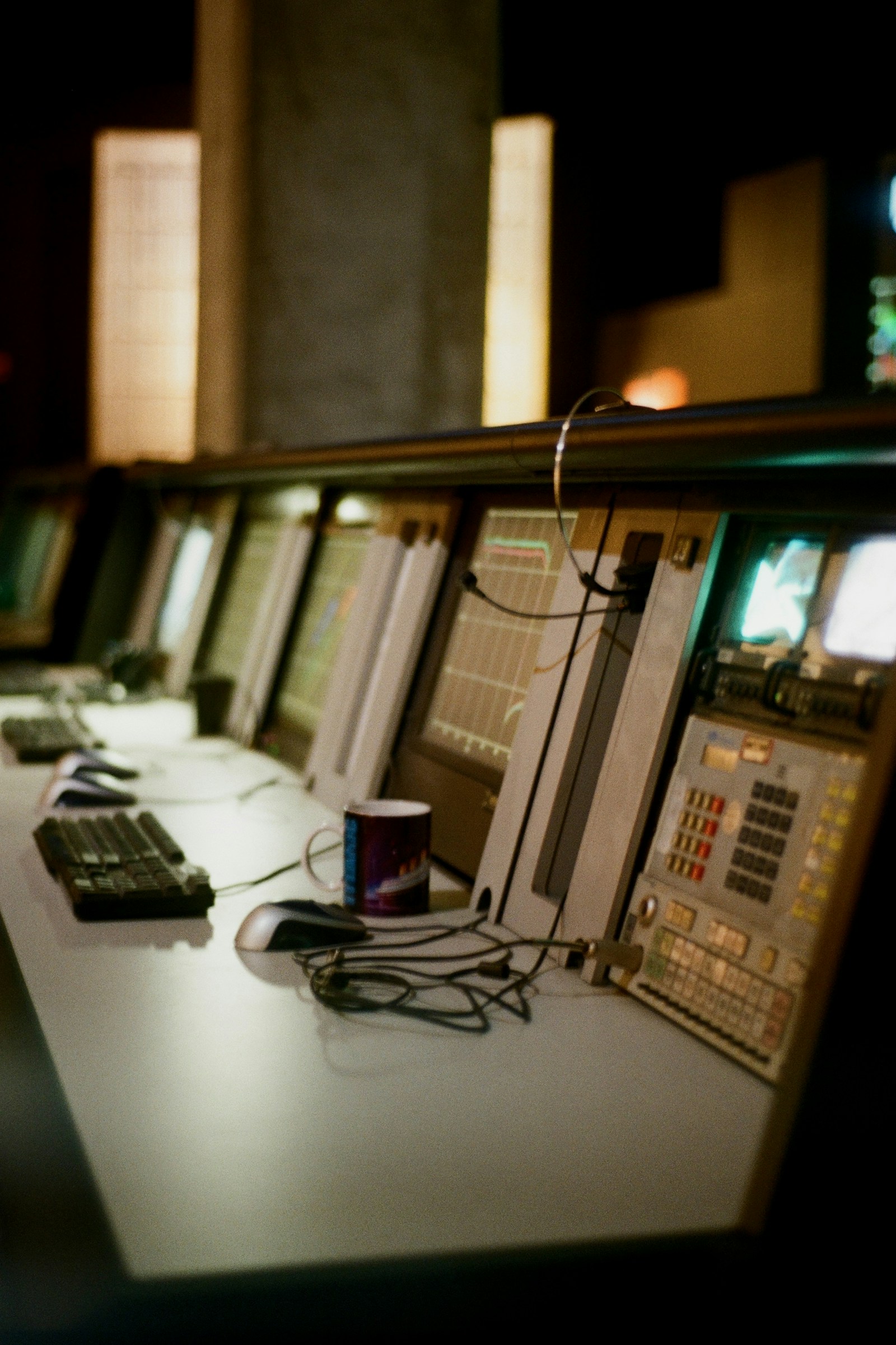 Sala de controle com telas ativas, representando a automação do AWS Control Tower