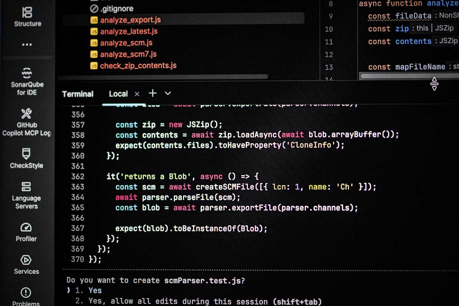 Tela de computador exibindo código e saída de terminal, representando centralização de logs
