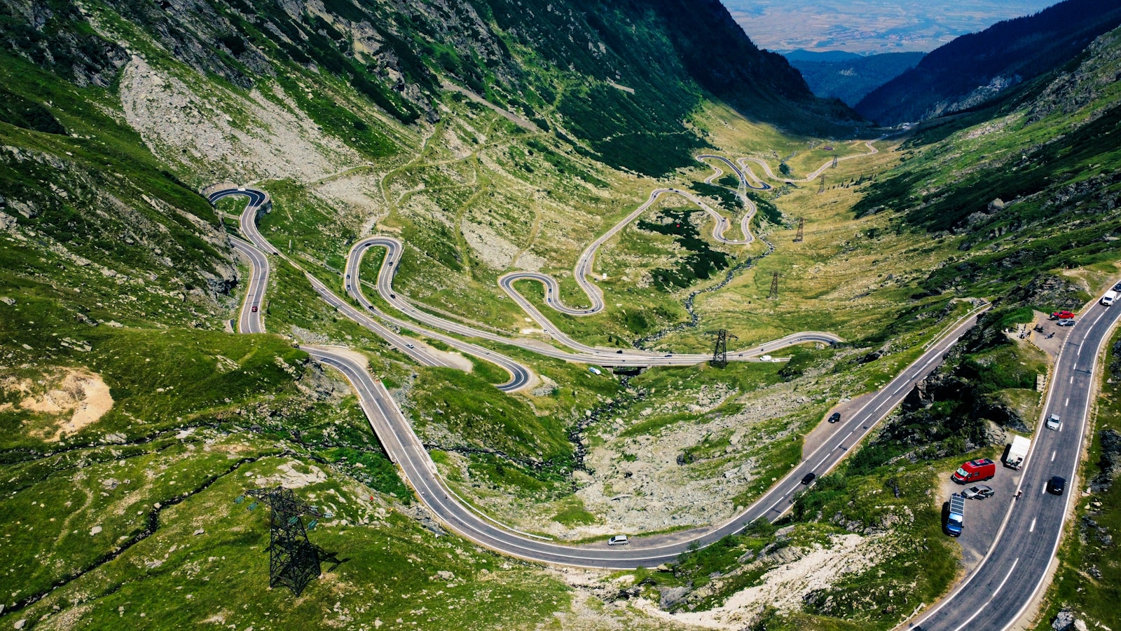 Vista aérea de uma estrada sinuosa, representando o rastreamento de um caminho distribuído entre serviços
