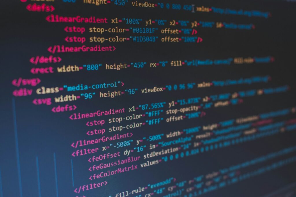 Linhas de código HTML em tela, representando uma arquitetura serverless na AWS