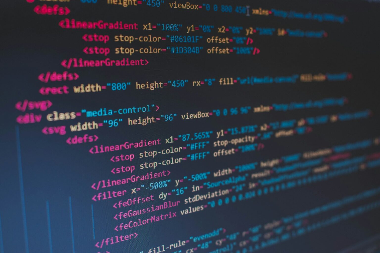 Linhas de código HTML em tela, representando uma arquitetura serverless na AWS