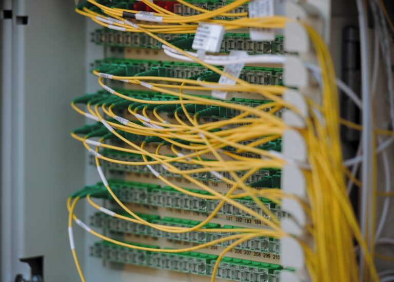 Cabos de rede organizados, representando a arquitetura de conectividade de uma VPC AWS