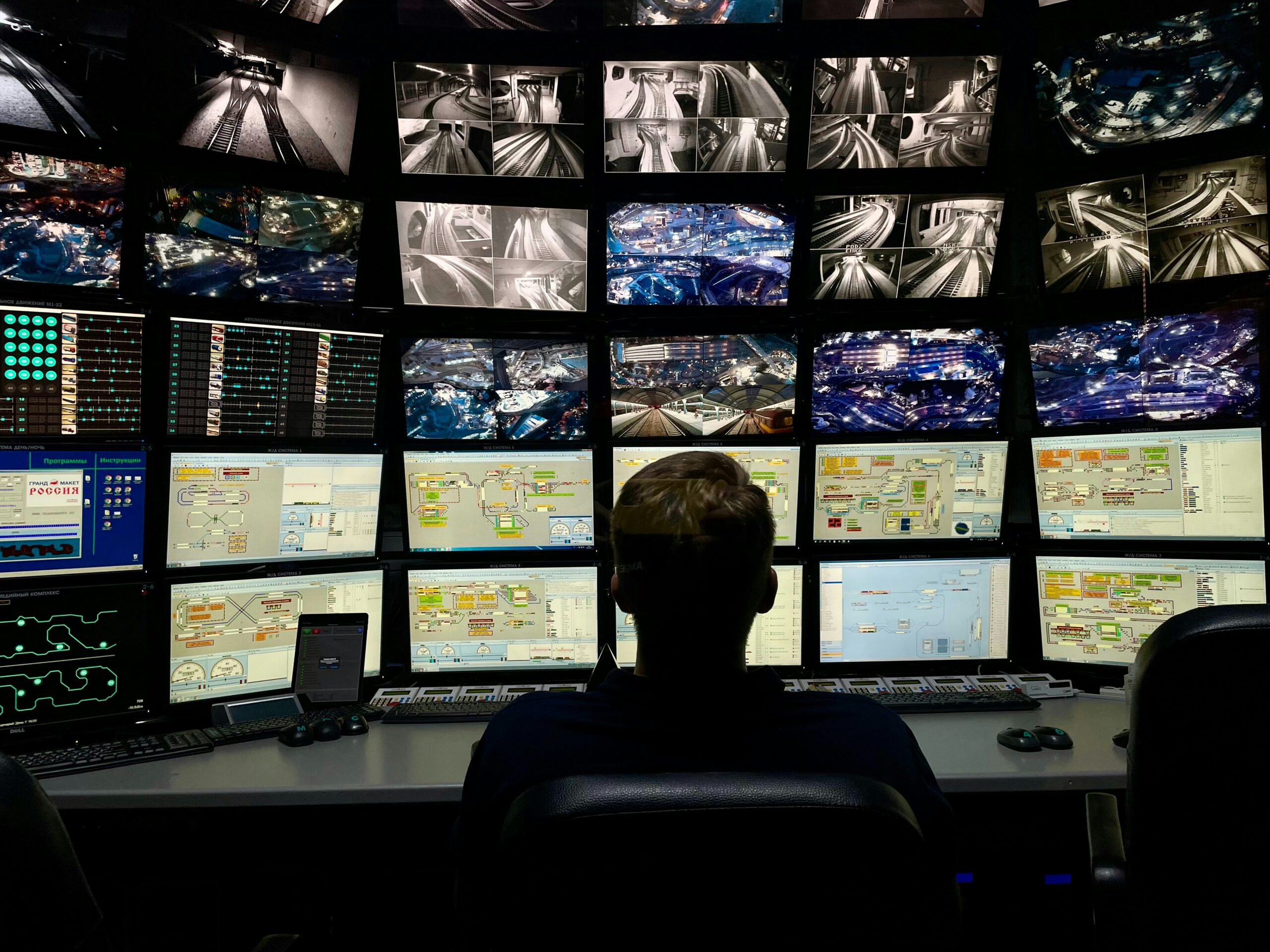 Analista de SOC observando múltiplos monitores representando a detecção contínua de ameaças do Amazon GuardDuty