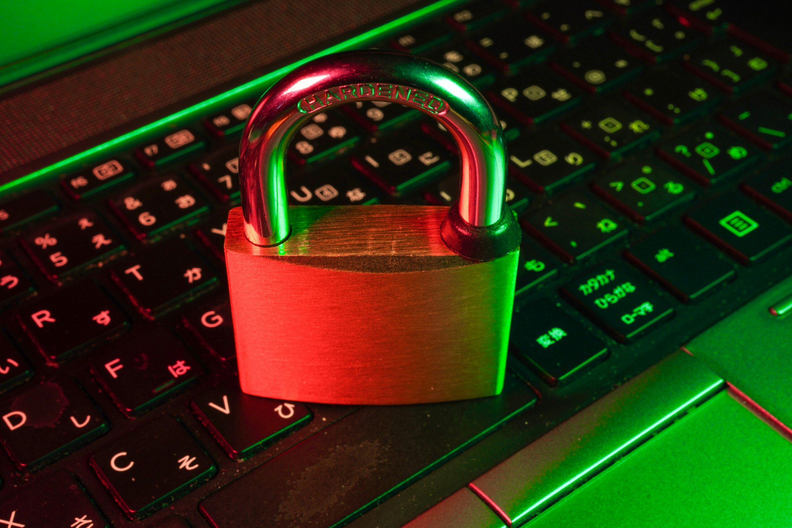 Cadeado sobre teclado representando segurança e proteção de credenciais de usuários finais