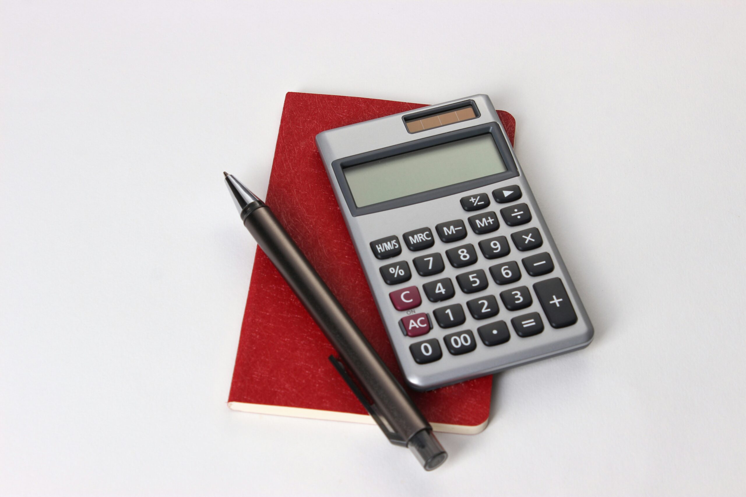 Calculadora sobre mesa representando a comparação de custo entre RI Regional e RI Zonal