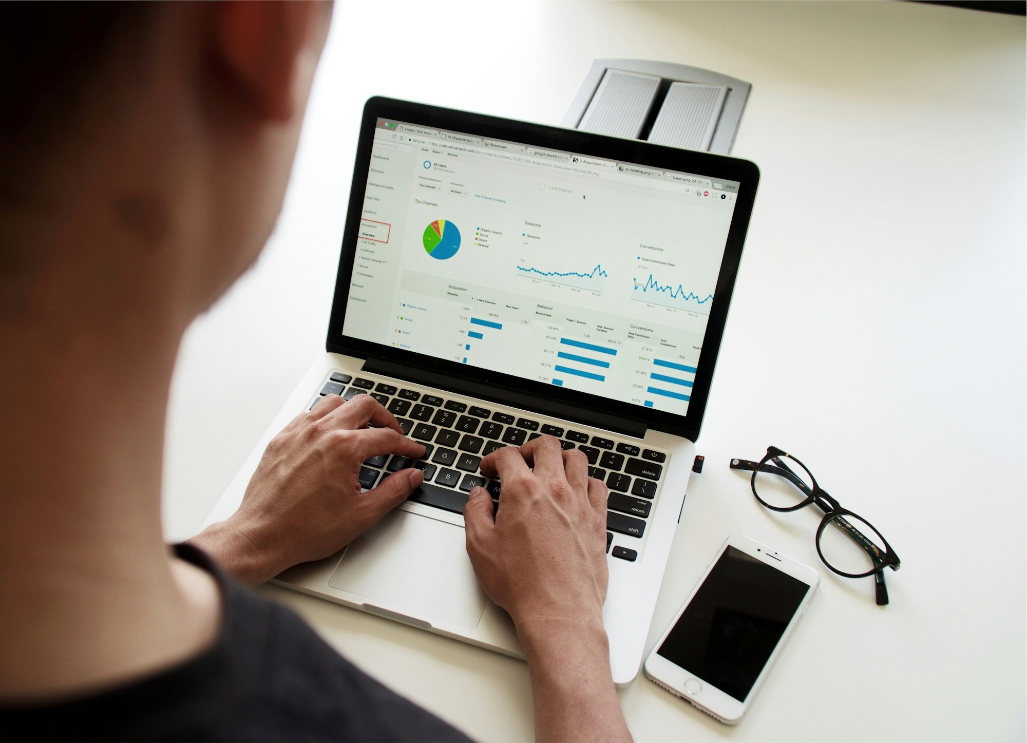 Cientista de dados analisando gráficos de desempenho de um modelo de Machine Learning no notebook Cientista de dados analisando gráficos de desempenho de um modelo de Machine Learning no notebook