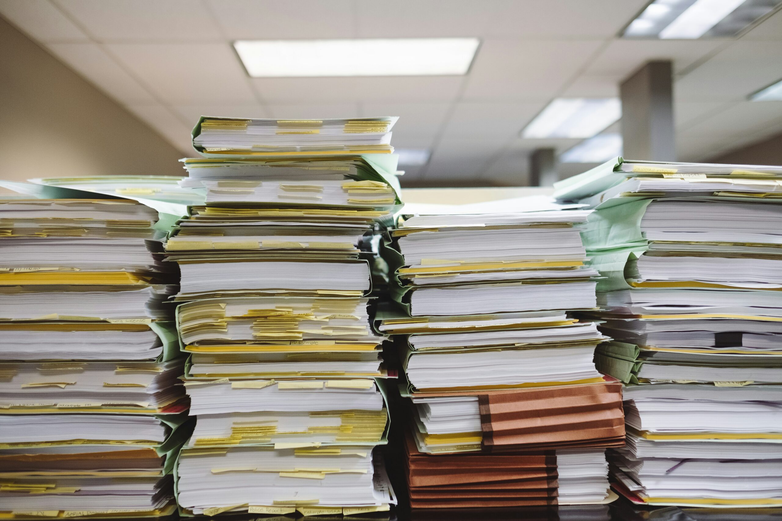 Pilhas de documentos e pastas representando a trilha de eventos registrada pelo CloudTrail