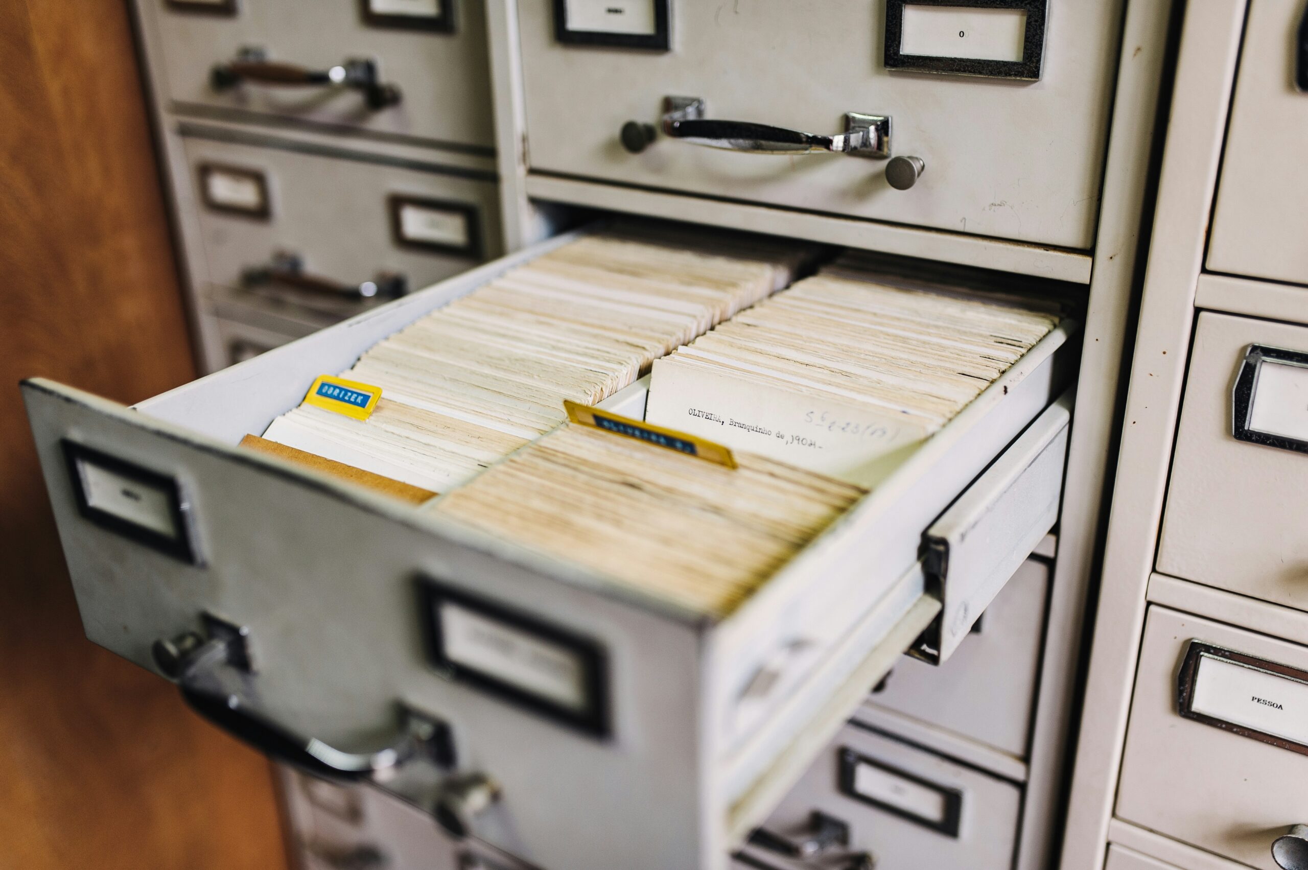 Gabinete de arquivos representando o histórico de configuração mantido pelo AWS Config