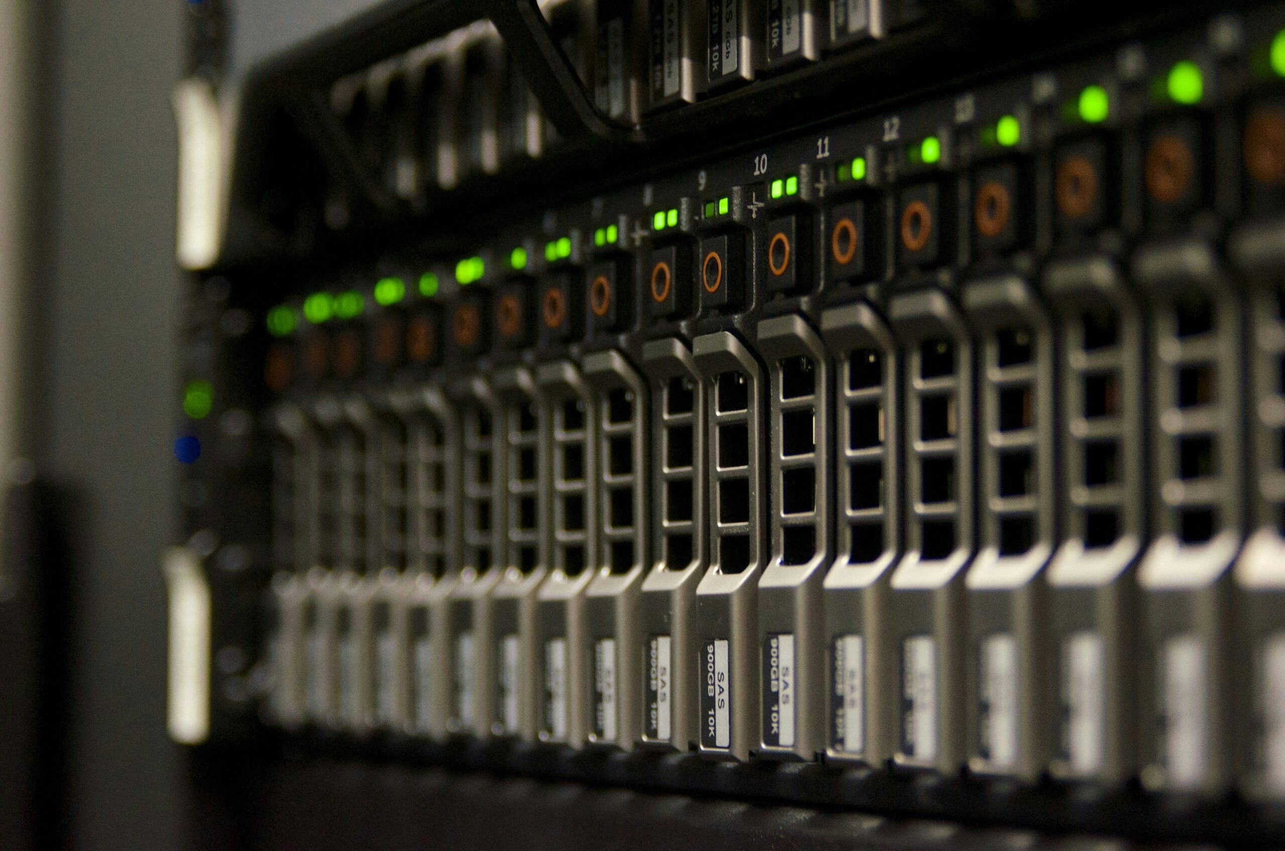 Rack de servidores de data center representando a infraestrutura que é provisionada por código em vez de configuração manual