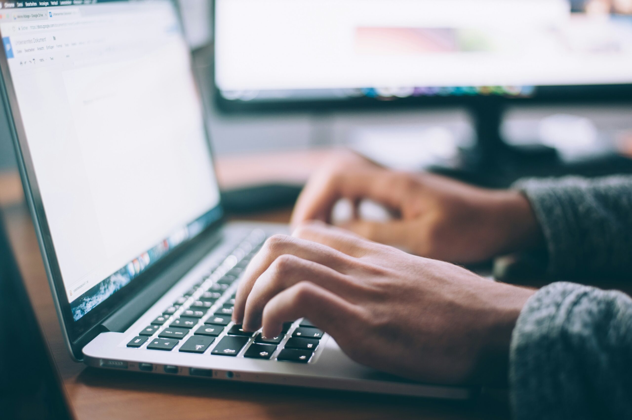 Desenvolvedor digitando código HCL em um notebook para provisionar infraestrutura com Terraform