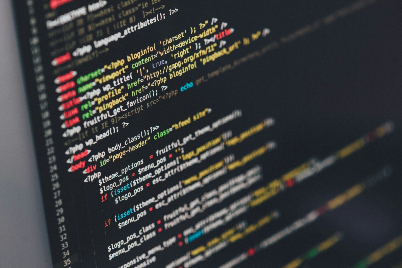 Monitor exibindo código-fonte representando o desenvolvimento de microsserviços na AWS