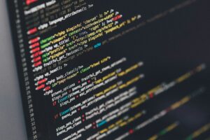 Monitor exibindo código-fonte representando o desenvolvimento de microsserviços na AWS