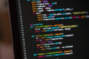 Tela de editor de código mostrando linhas de configuração usadas para provisionar infraestrutura como código na AWS
