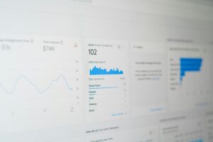Painel de dados em tela de computador representando o acompanhamento de cobertura e desconto de Savings Plans na AWS