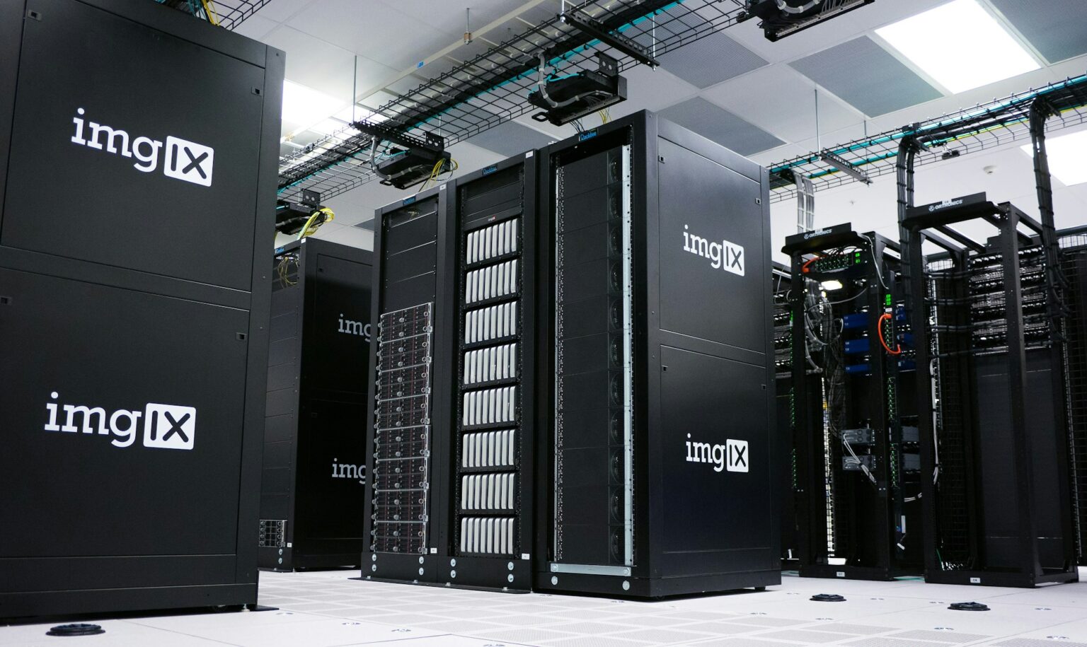 Fileiras de racks de servidores em um data center representando a escala de armazenamento de um data lake na AWS