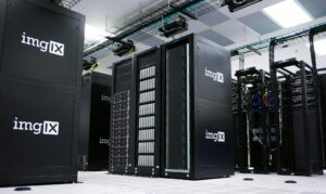 Fileiras de racks de servidores em um data center representando a escala de armazenamento de um data lake na AWS