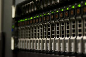 Rack de servidor com luzes indicando monitoramento contínuo de infraestrutura AWS