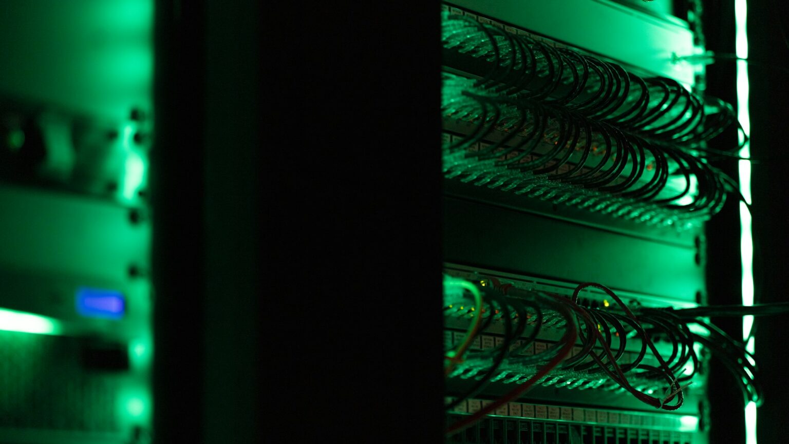 Rack de servidores com iluminação azul representando um cluster de banco de dados Amazon Aurora de alta disponibilidade