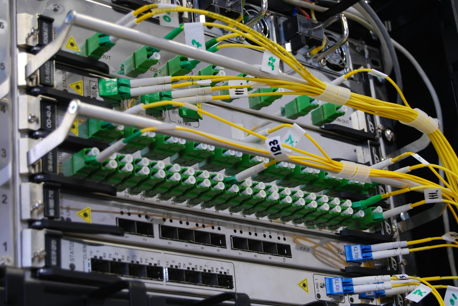 Cabos de fibra óptica conectados a um comutador de rede representando um ponto de presença do CloudFront