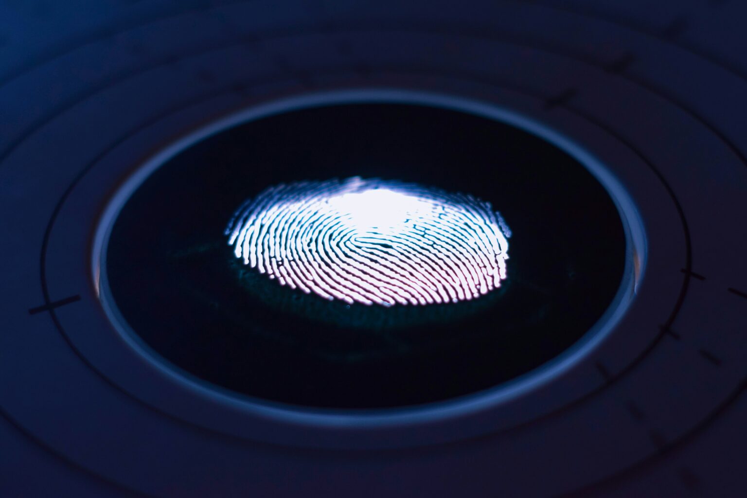 Fingerprint biométrico iluminado representando autenticação de usuários finais com Amazon Cognito