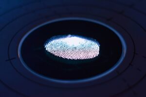 Fingerprint biométrico iluminado representando autenticação de usuários finais com Amazon Cognito