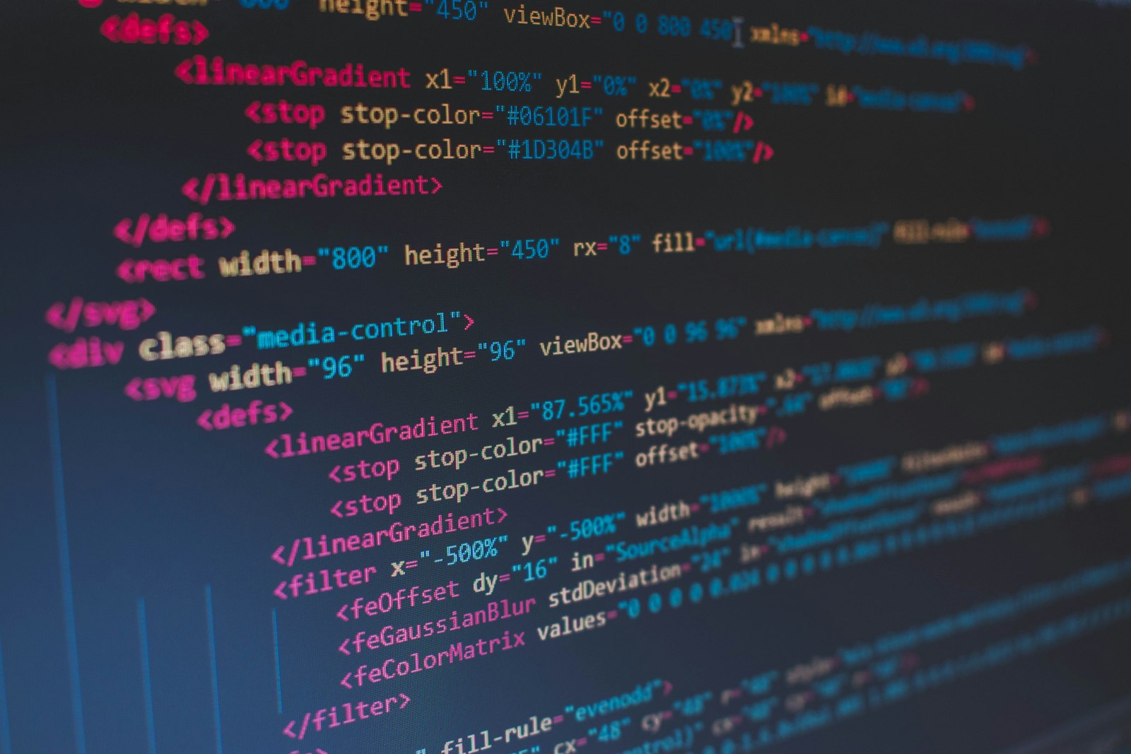 Tela de computador exibindo linhas de código, representando a operação de um cluster Kubernetes gerenciado