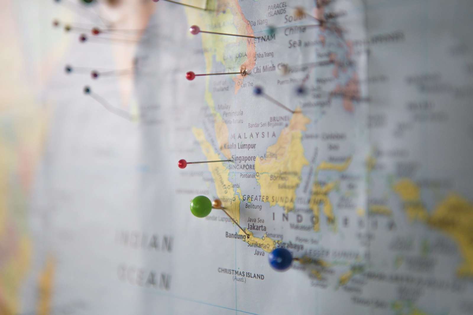 Mapa-múndi com pinos marcando localizações representando a distribuição global de pontos de presença do CloudFront