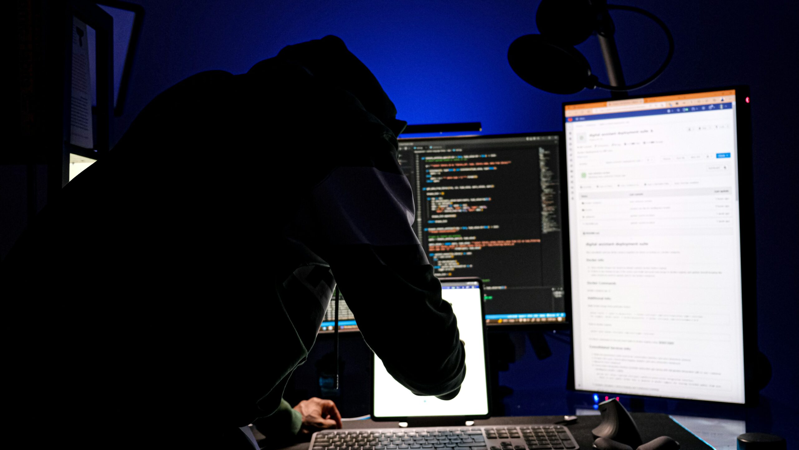Profissional monitorando tela à noite representando a mitigação contínua de ataques DDoS pelo AWS Shield