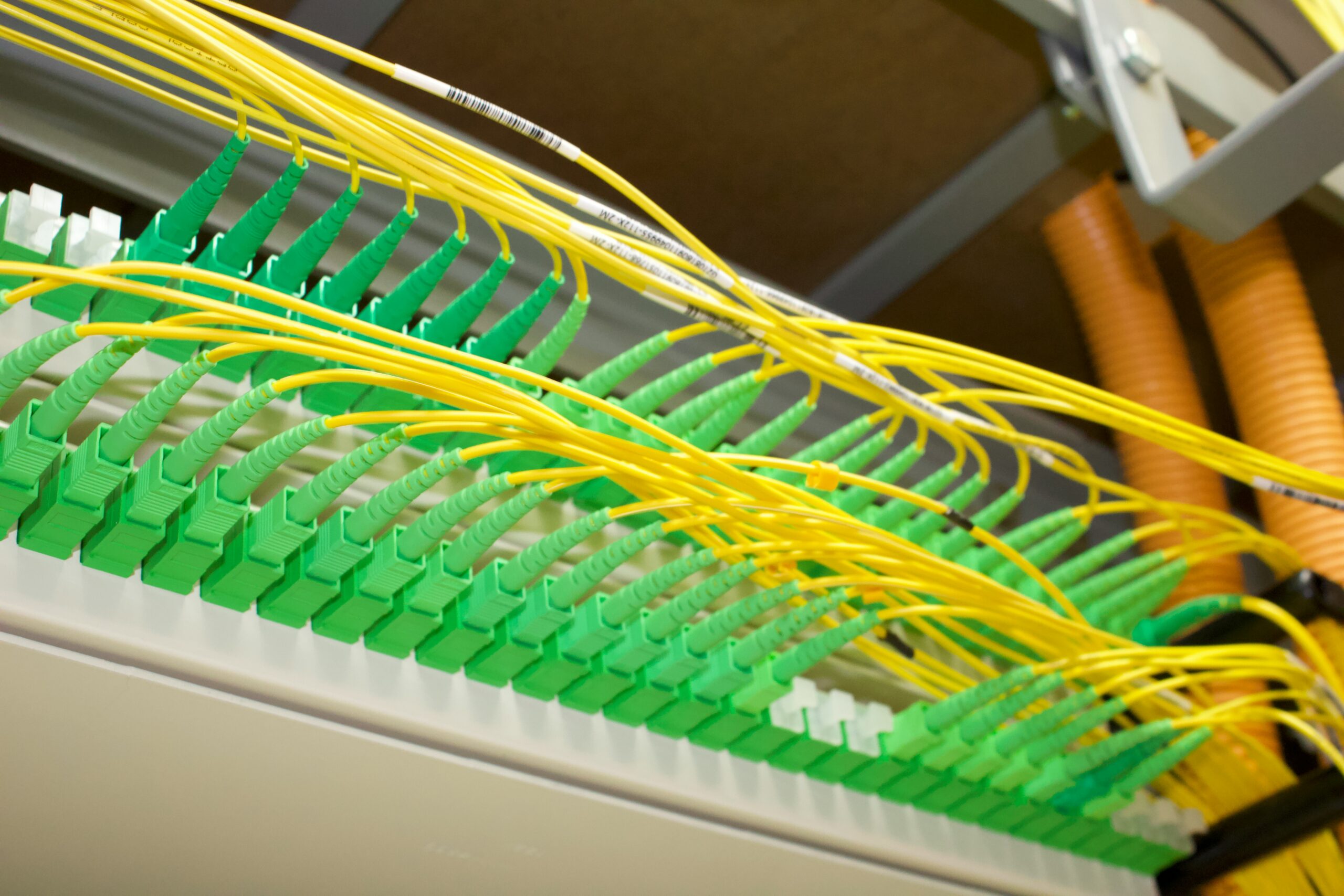 Patch panel de fibra óptica organizado representando a infraestrutura física de um cross-connect AWS Direct Connect