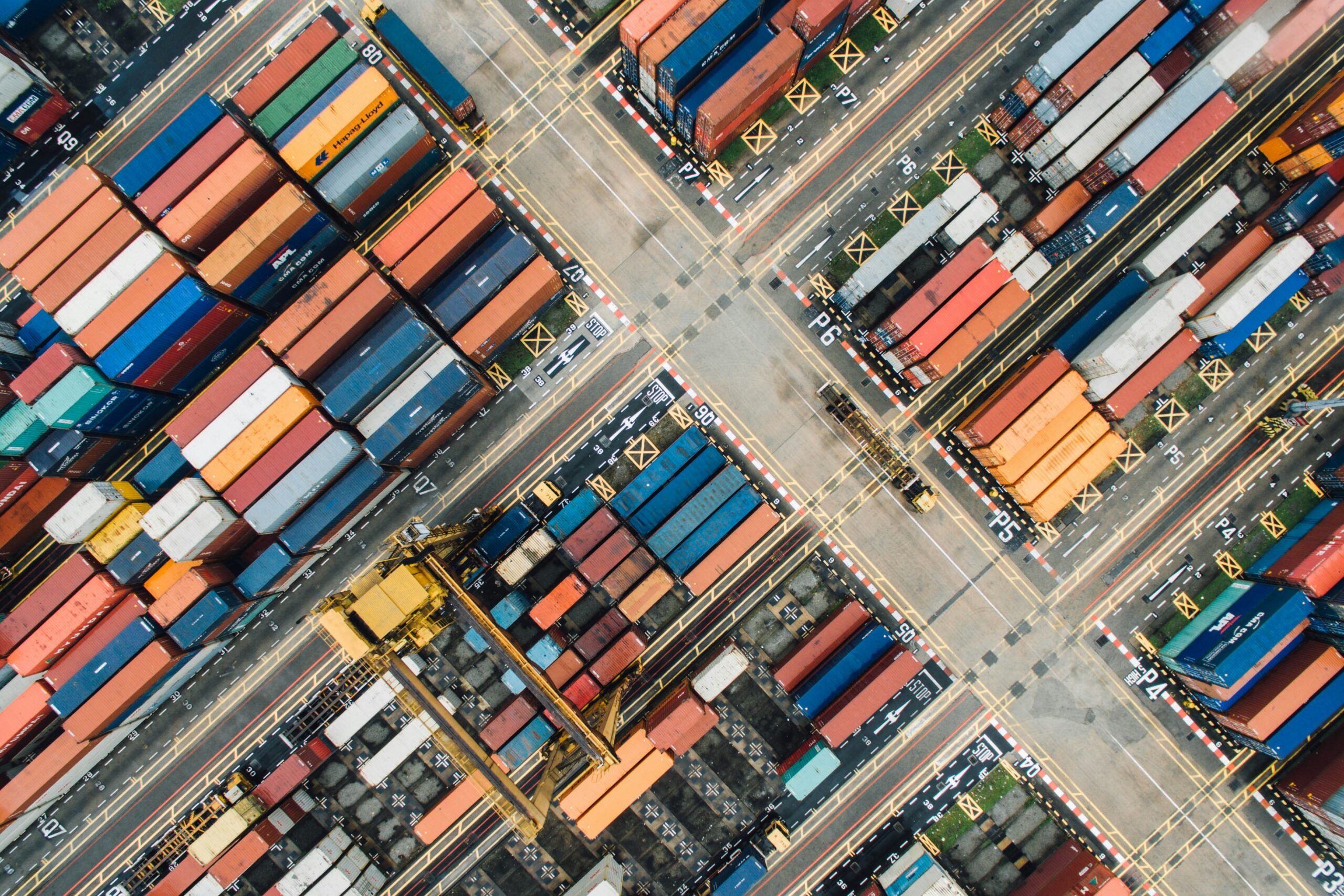 Pátio de containers portuários vistos do alto, metáfora visual para containers de aplicação em microsserviços