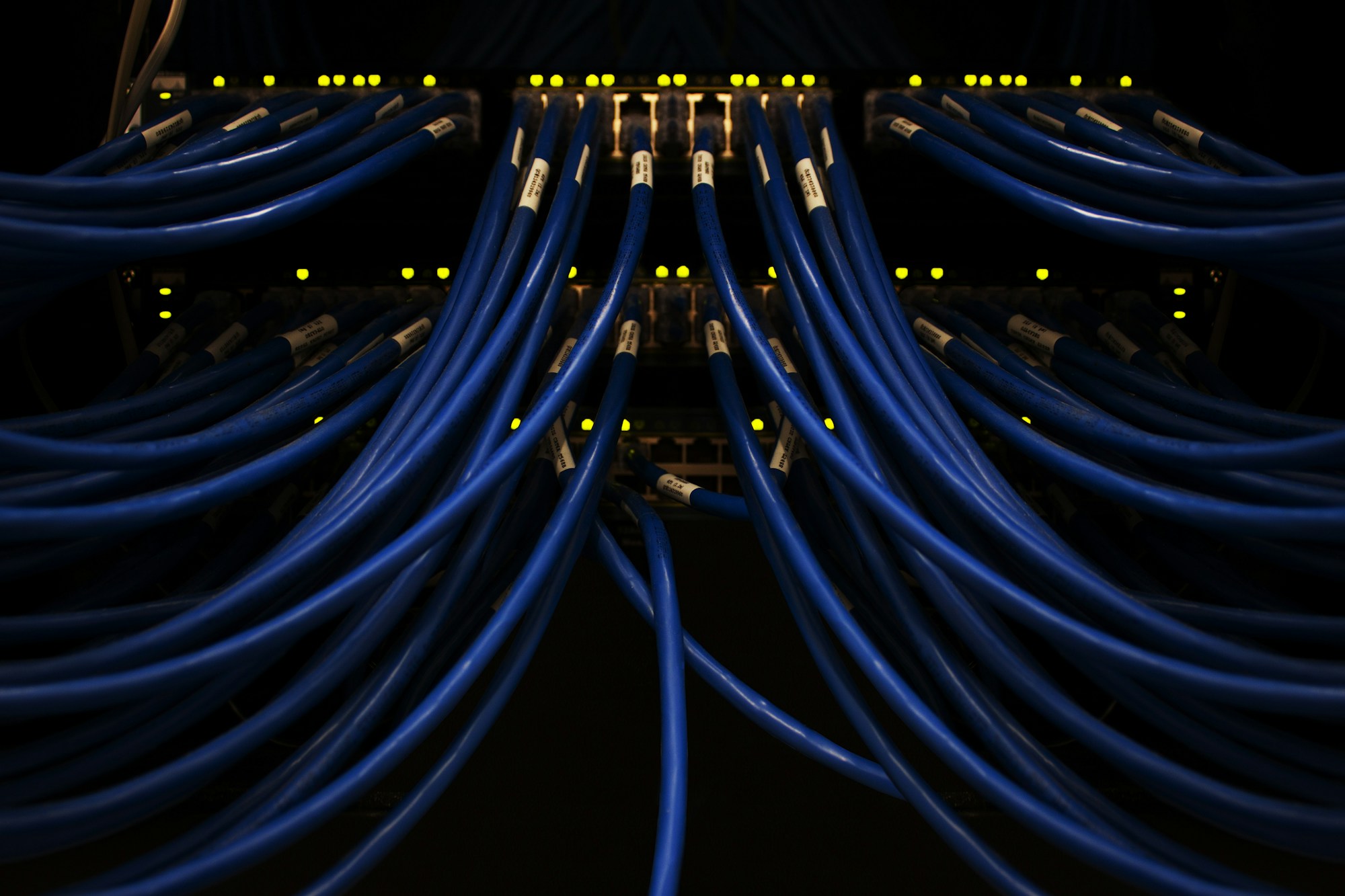 Cabos de rede conectados representando o fluxo de dados entre S3, Glue e Athena em um data lake AWS