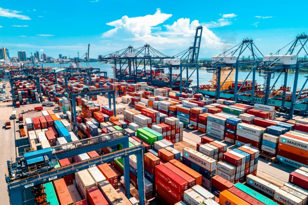 Contêineres empilhados em um porto, representando a decisão entre orquestradores de containers ECS e EKS na AWS