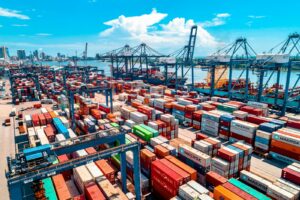 Contêineres empilhados em um porto, representando a decisão entre orquestradores de containers ECS e EKS na AWS