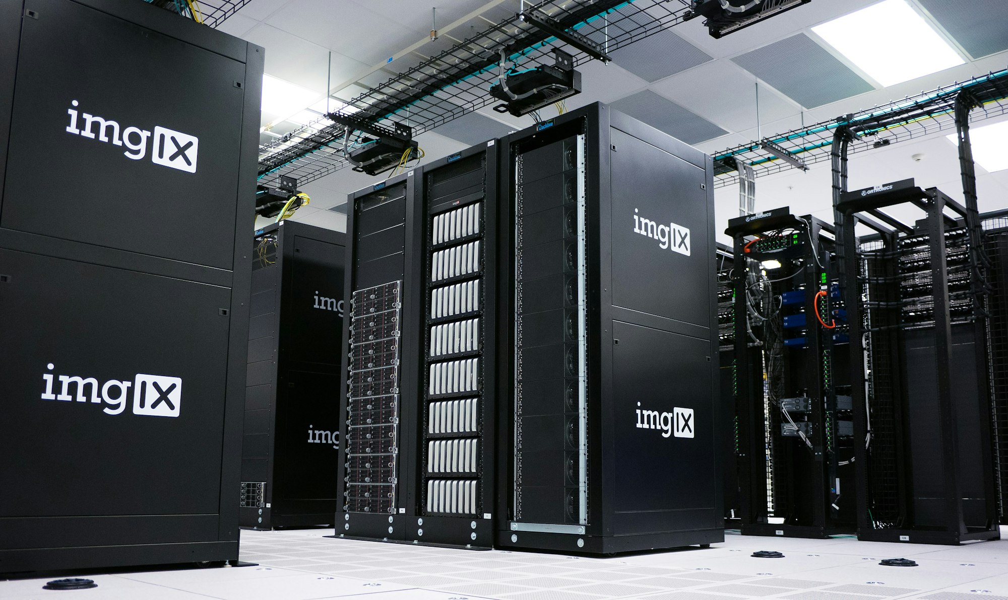 Corredor de racks de servidores em data center representando diferentes escalas de infraestrutura de banco de dados