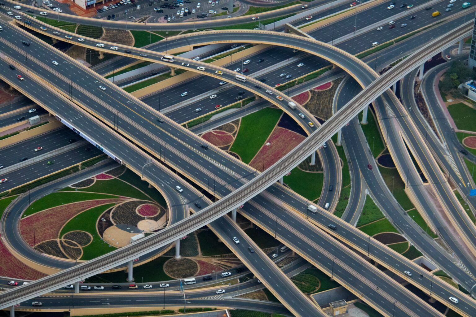 Vista aérea de rodovia com múltiplas faixas representando a distribuição de tráfego do Elastic Load Balancing