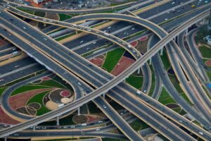 Vista aérea de rodovia com múltiplas faixas representando a distribuição de tráfego do Elastic Load Balancing