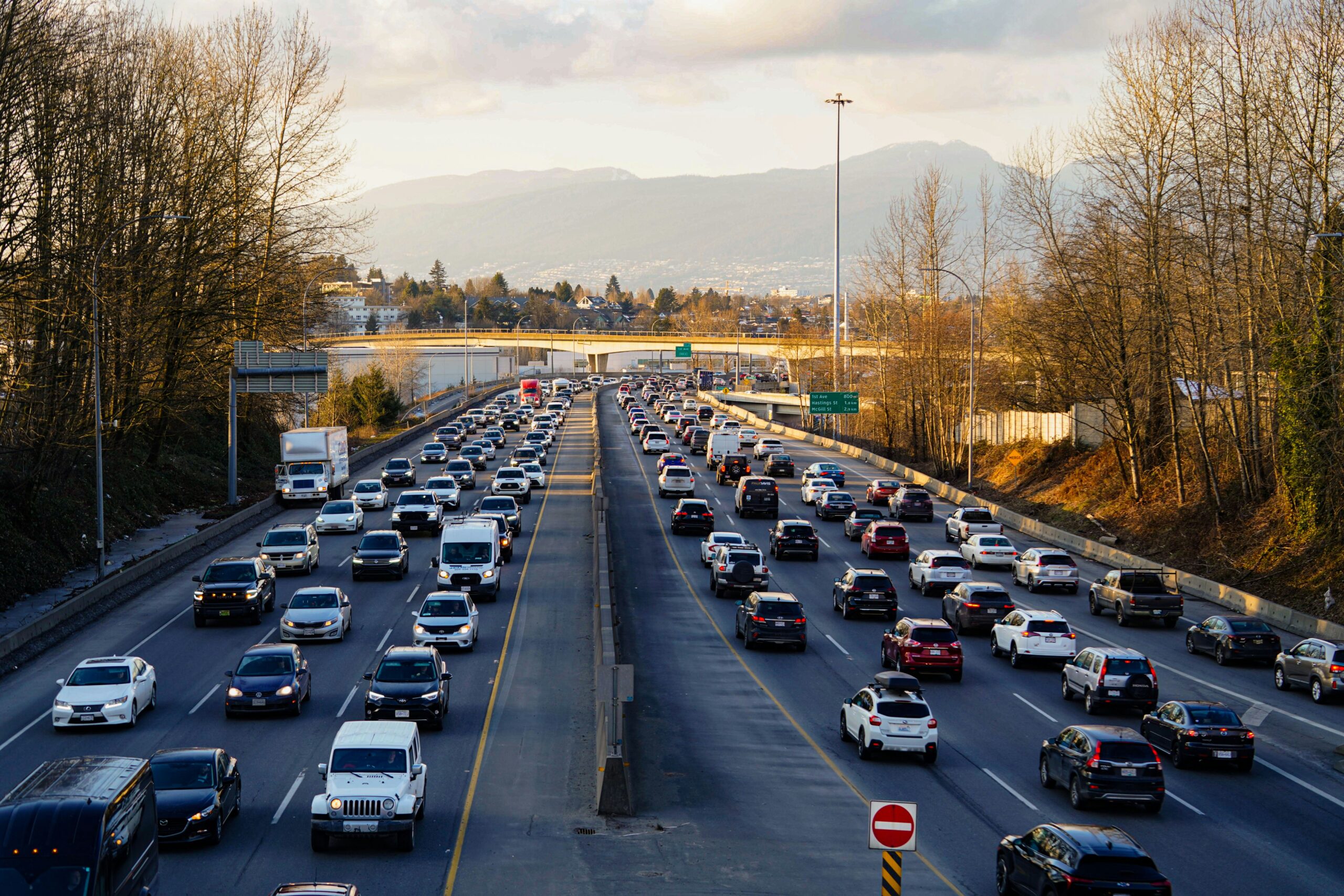 Trânsito intenso em rodovia representando picos de demanda que disparam políticas de Auto Scaling Trânsito intenso em rodovia representando picos de demanda que disparam políticas de Auto Scaling